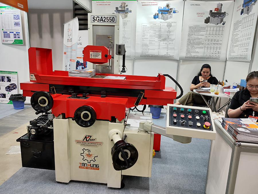 1761015935930074.jpg 8.江苏盐城企业展出的平面磨床.jpg